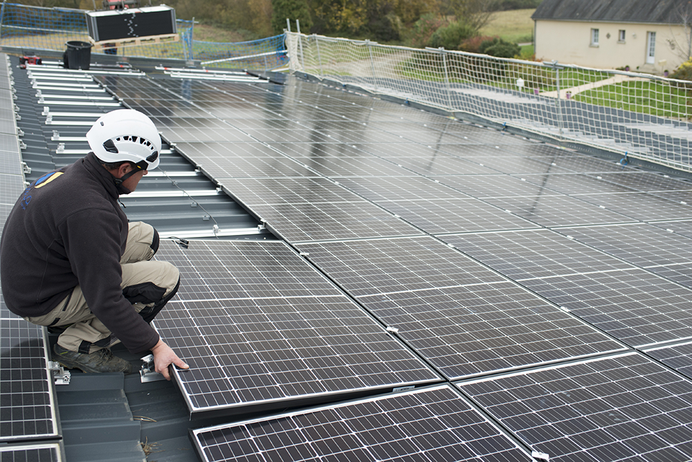 Pose de panneaux photovoltaïques sur un toit. © Grégoire Maisonneuve pour l'INRS – 2021 Pose de panneaux photovoltaïques sur un toit. © Grégoire Maisonneuve pour l'INRS – 2021