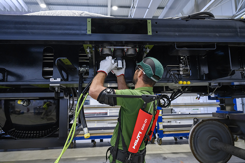 Utilisation d’exosquelette lors d’une opération sur un wagon ferroviaire. 