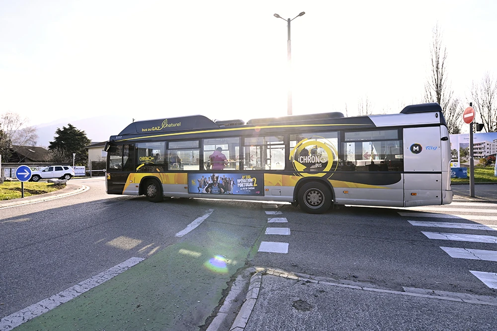 Autocar circulant dans une rue