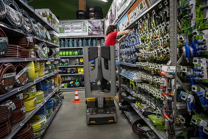 Mise en rayons où le salarié doit porter en hauteur les produits de façon répétitive
