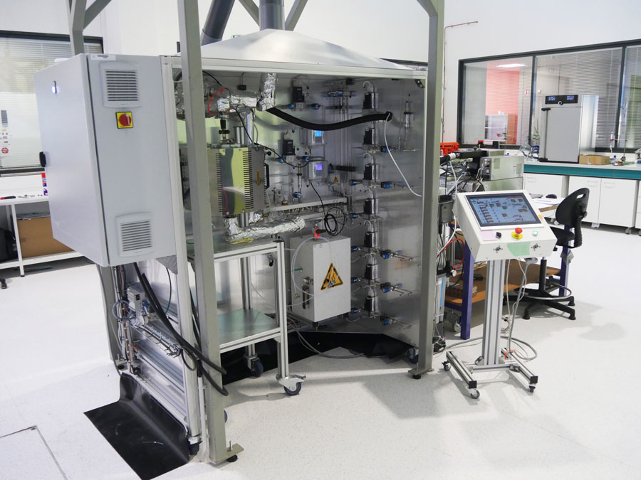 Experimental device for treating diesel engine exhaust gases by adsorption.