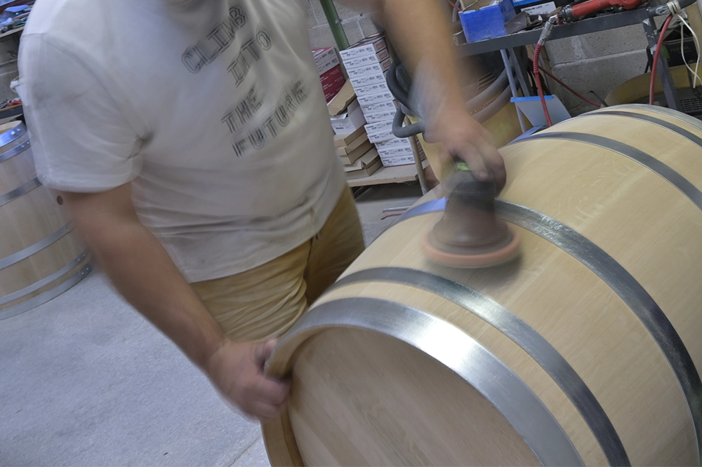 Opérateur utilisant une ponceuse