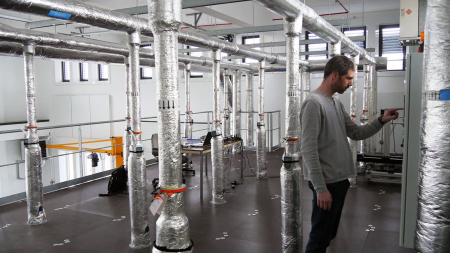 Although simple in appearance, the cabins used to study ventilation systems are equipped above with complex technical infrastructures to control flows, temperatures and hygrometry. Nicolas Veith, technician.