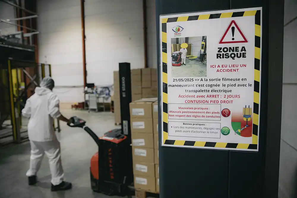 Un panneau de prévention a été affiché sur un site accidentogène (ici au filmage des palettes)