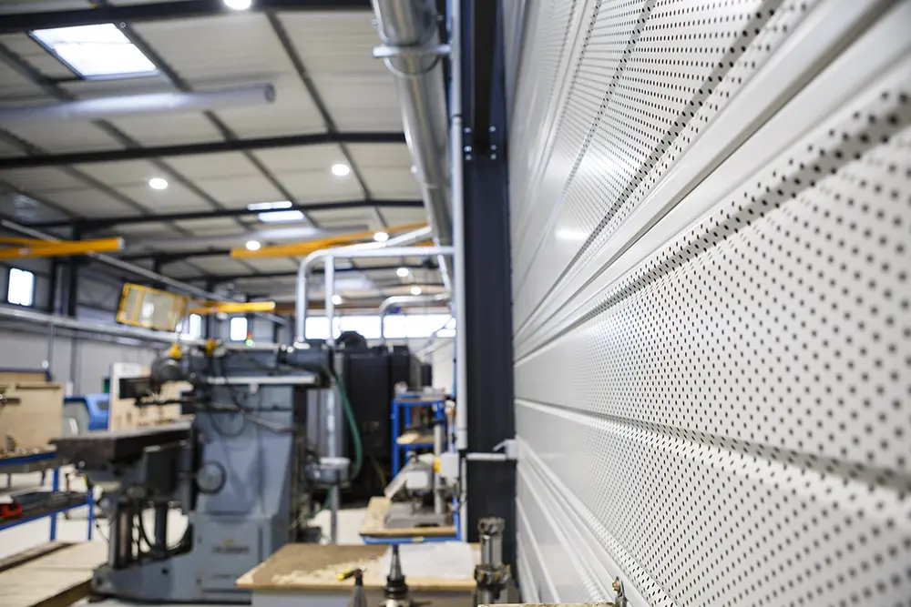 Mur antibruit mis en place dans une usine