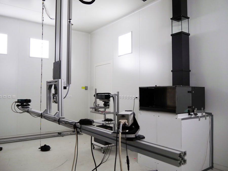 Ventilated cabin for the study of the influence of internal disturbances (opening of doors or windows, passage of an operator in front of the fume cupboard) on the operation of laboratory fume cupboards. The aeraulic measurements are carried out by PIV.