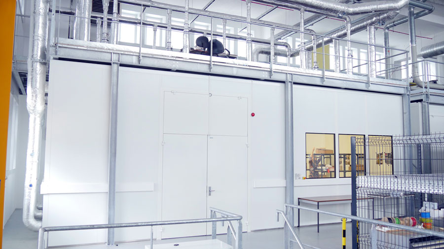 Although simple in appearance, the cabins used to study ventilation systems are equipped above with complex technical infrastructures to control flows, temperatures and hygrometry. Nicolas Veith, technician.