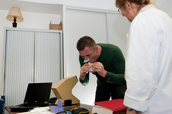 Médecin du travail faisant passer un test de spirométrie a un ouvrier soudeur