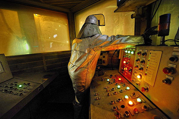 Opérateur de coulée dans une cabine de protection contre la chaleur dans une aciérie