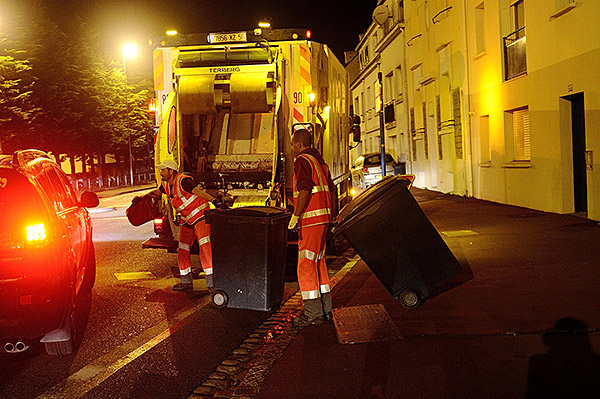 Ramassage en fin de nuit des ordures ménagères par des rippeurs