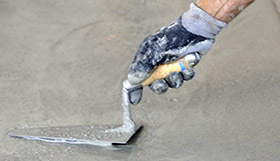 Maçon équipé de gants de protection travaillant sur un chantier