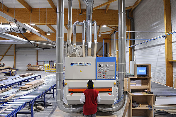 Système d’aspiration centralisée chez un fabricant d’escaliers sur mesure installé sur un parc de machines bois