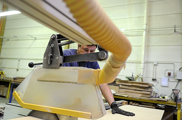 Système d’aspiration centralisée installé suu une machine à bois chez un fabricant de parquet