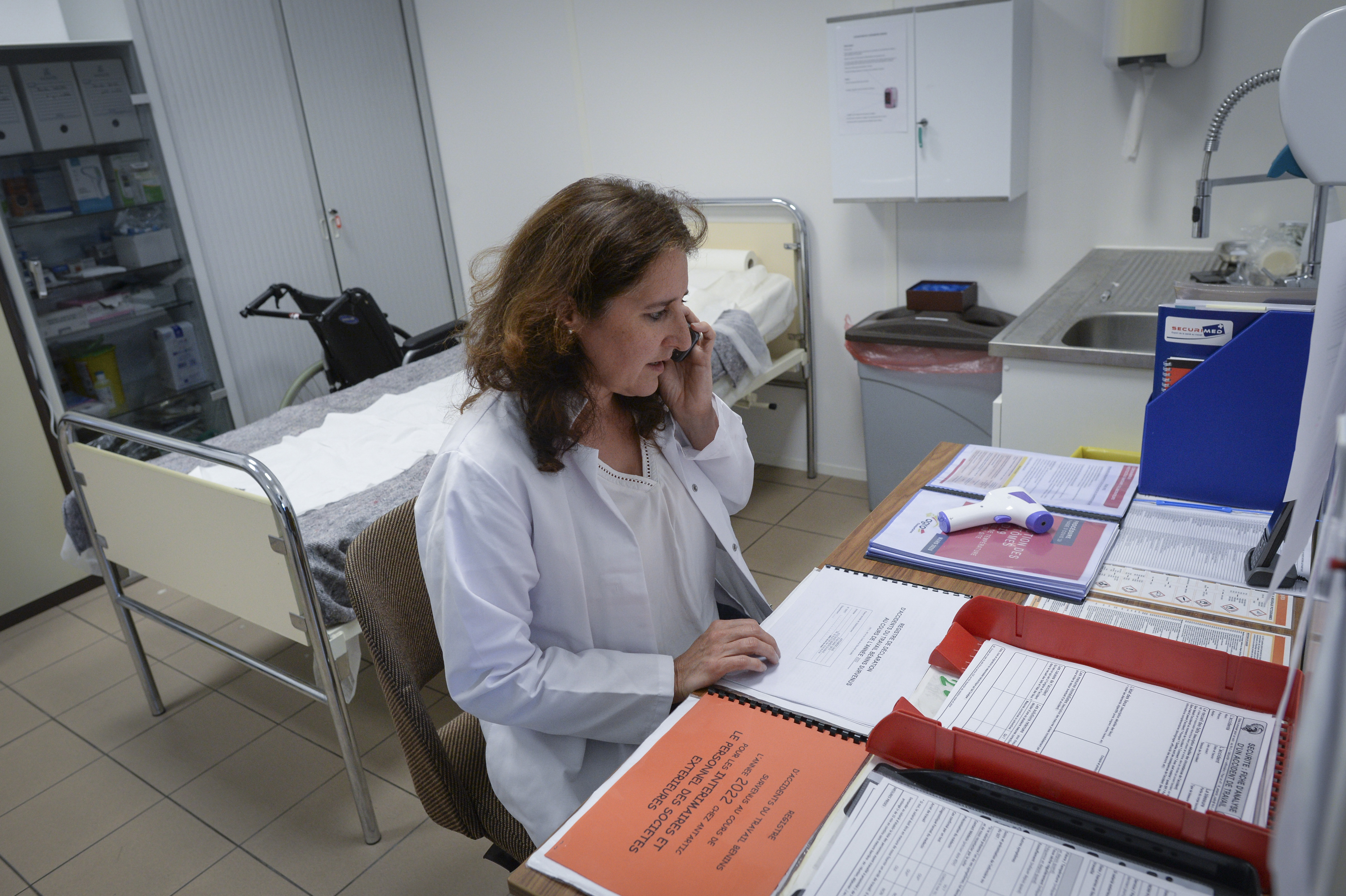 Médecin collaborateur au téléphone dans un service de prévention et de santé au travail